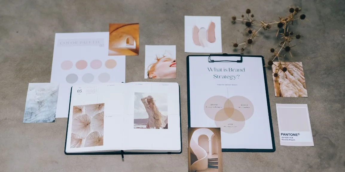 Mesa de trabajo con paleta de colores, moodboard y estrategia de marca